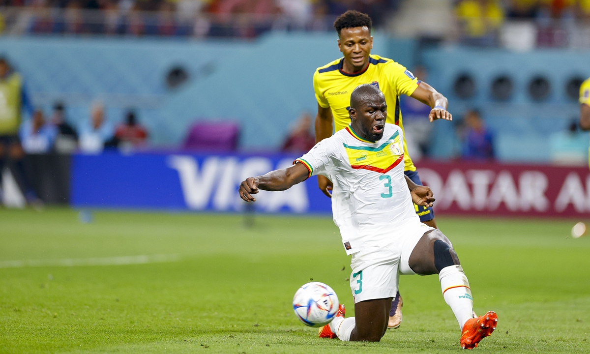 Kalidou Koulibaly (No.3) of Senegal competes for the ball during the World Cup match against Ecuador on November 29, 2022 in Doha, Qatar. Photo: VCG