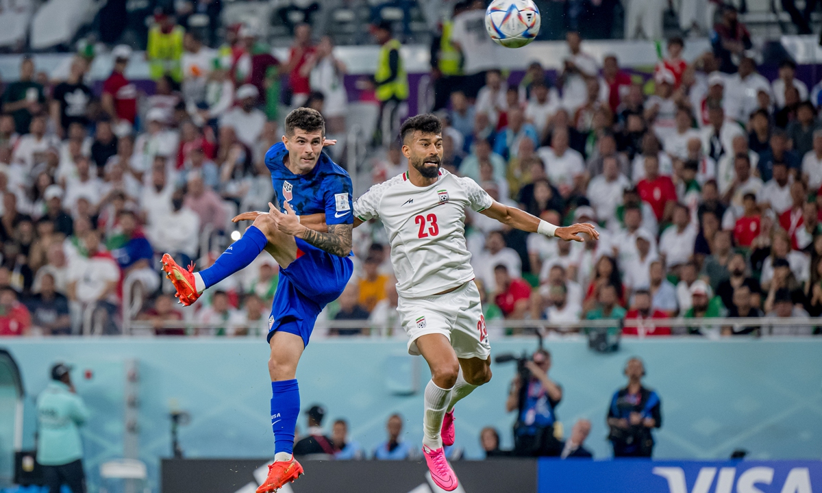 Christian Pulisic (left) of the US competes for the ball with Ramin Rezaeian of Iran during their FIFA World Cup Group B match on November 29, 2022 in Doha, Qatar. Photo: VCG