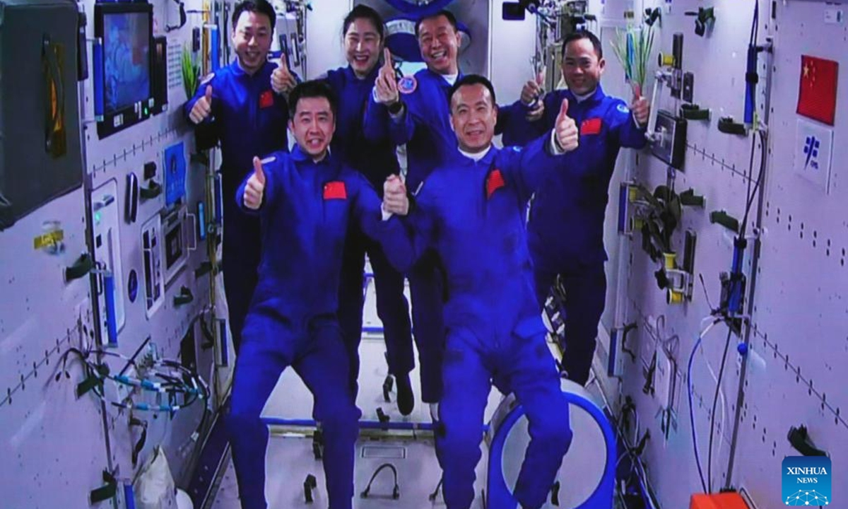 This image captured at the Jiuquan Satellite Launch Center in northwest China shows the Shenzhou-15 and Shenzhou-14 crew taking a group picture with their thumbs up after a historic gathering in space on Nov. 30, 2022. Photo: Xinhua