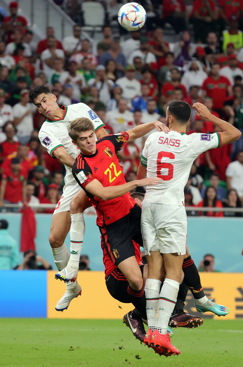 Belgium's Charles de Ketelaere (center) and Moroccan Romain Saiss (right) compete for the ball in their World Cup game in Doha, Qatar on November 27, 2022. Photo: VCG