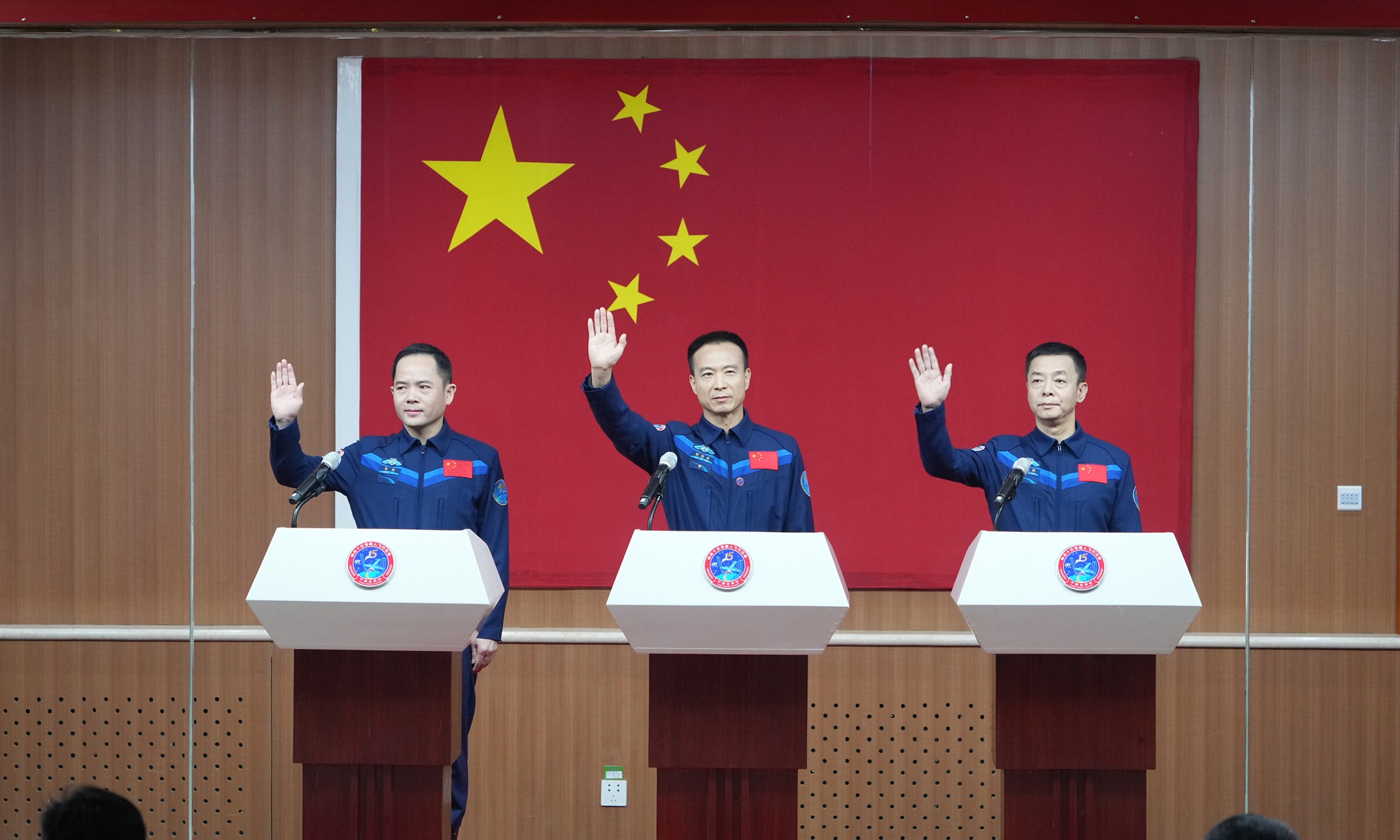 The three taikonauts of the Shenzhou-15 manned spaceflight mission meet with media at a press conference at the Jiuquan Satellite
Space Launch Center in Northwest China’s Gansu Province on November 28, 2022. The trio is led by mission commander Fei
Junlong (center) with two space newcomers Zhang Lu (left) and Deng Qingming. Photo: Xinhua