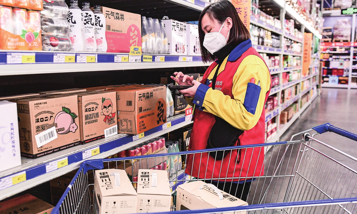 A worker prepares goods for online delivery in a supermarket in Shenyang city, Northeast China's Liaoning Province, on November 29, 2022. Chinese local governments are stepping up efforts from online to offline to ensure that residents get daily necessities on time.  Photo: VCG