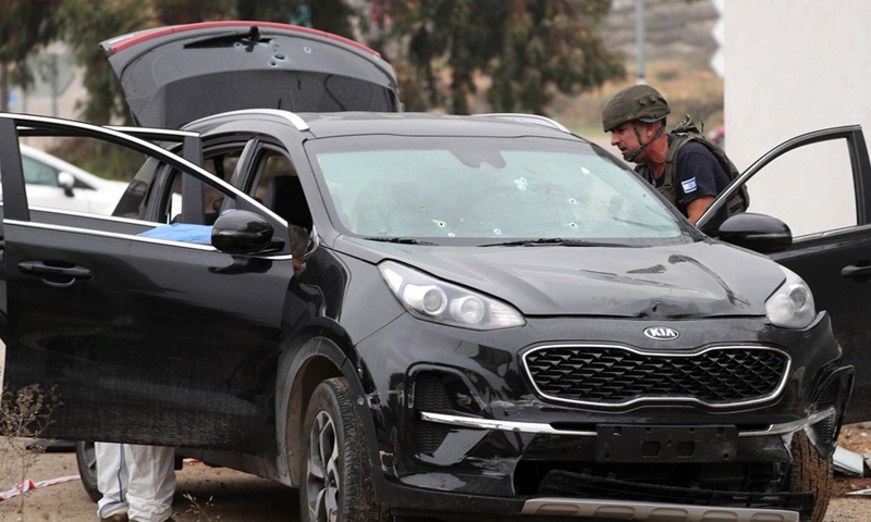 An Israeli soldier (R) inspects the site of a car-ramming attack near the settlement of Kokhav Ya'akov in the central West Bank, Nov. 29, 2022. (Photo: Xinhua)