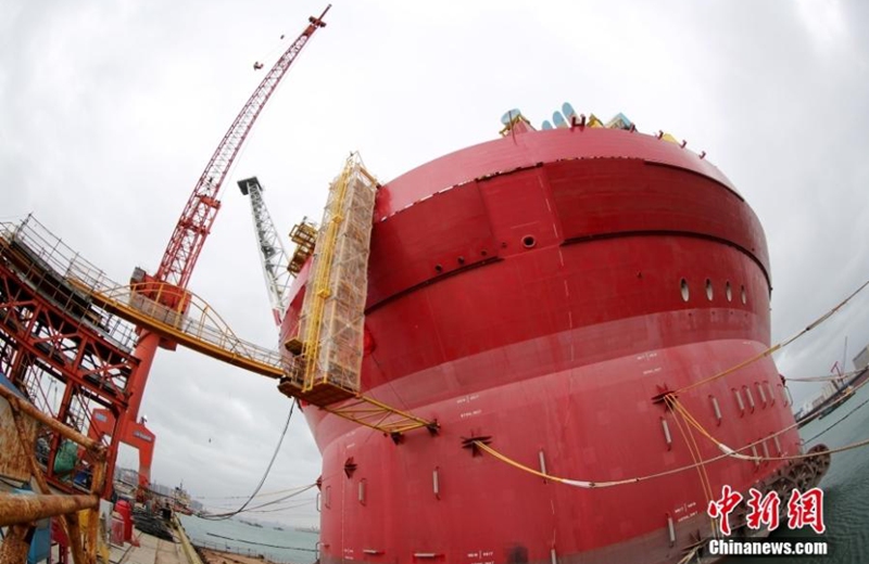 Photo taken on Nov. 29, 2022 shows a cylindrical floating production storage and offloading (FPSO) device at its delivery ceremony in Qingdao, east China's Shandong Province. (Photo provided to China News Service)
