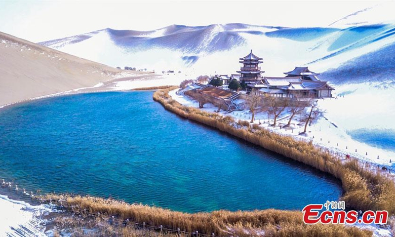 Snow scenery of Mingsha Mountain and Crescent Spring scenic spot in Dunhuang City, northwest China's Gansu Province, Nov. 27, 2022. Dunhuang embraced its first snow of this winter on Sunday. (Photo: China News Servie/Wang Binyin)


