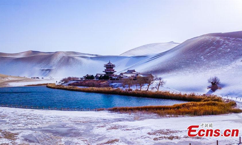 Snow scenery of Mingsha Mountain and Crescent Spring scenic spot in Dunhuang City, northwest China's Gansu Province, Nov. 27, 2022. Dunhuang embraced its first snow of this winter on Sunday. (Photo: China News Servie/Wang Binyin)



