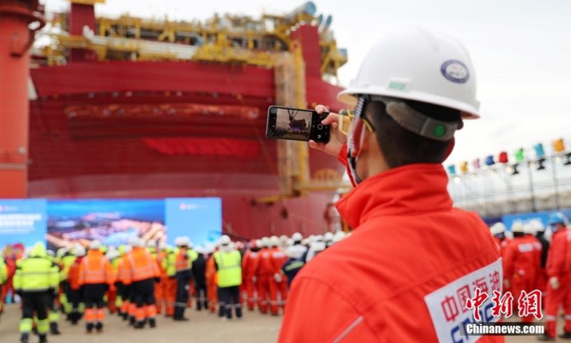 2022 年 11 月 29 日拍摄的照片显示了在中国东部山东省青岛市举行的交付仪式上的圆柱形浮式生产储油卸油装置 (FPSO)。  （中新社供图）