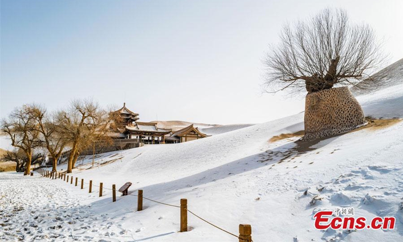 Snow scenery of Mingsha Mountain and Crescent Spring scenic spot in Dunhuang City, northwest China's Gansu Province, Nov. 27, 2022. Dunhuang embraced its first snow of this winter on Sunday. (Photo: China News Servie/Wang Binyin)






