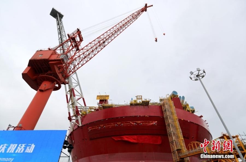 Photo taken on Nov. 29, 2022 shows a cylindrical floating production storage and offloading (FPSO) device at its delivery ceremony in Qingdao, east China's Shandong Province. (Photo provided to China News Service)

