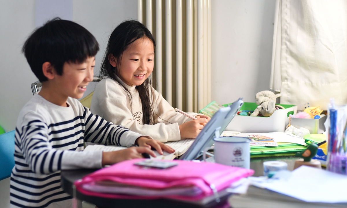 Students have online classes on November 21, 2022, in Haidian district, Beijing. Photo: VCG