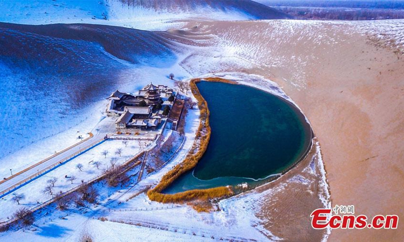 Snow scenery of Mingsha Mountain and Crescent Spring scenic spot in Dunhuang City, northwest China's Gansu Province, Nov. 27, 2022. Dunhuang embraced its first snow of this winter on Sunday. (Photo: China News Servie/Wang Binyin)
