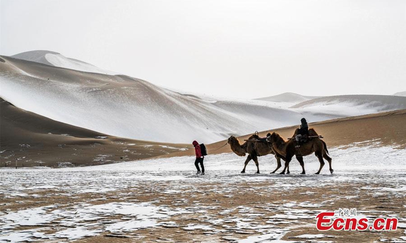 Snow scenery of Mingsha Mountain and Crescent Spring scenic spot in Dunhuang City, northwest China's Gansu Province, Nov. 27, 2022. Dunhuang embraced its first snow of this winter on Sunday. (Photo: China News Servie/Wang Binyin)





