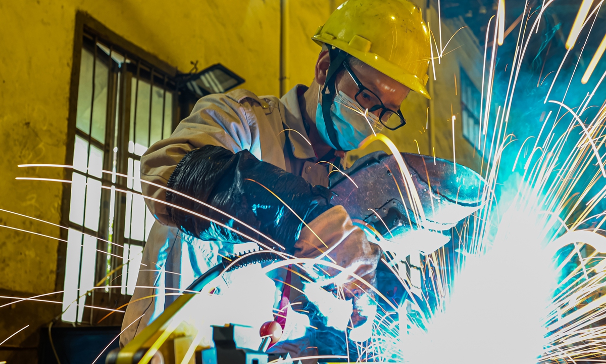 A worker makes auto parts in a factory in Ruichang, East China’s Jiangxi Province on November 30, 2022. China exported 337,000 motor vehicles in October, surging 46 percent year-on-year, data from the China Association of Automobile Manufacturers showed. Photo: cnsphoto