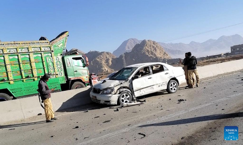 Security personnel examine a blast site in southwest Pakistan's Quetta on Nov. 30, 2022. A suicide blast hit a police truck on Wednesday in Quetta, the provincial capital of Pakistan's southwest Balochistan province, killing two people and leaving 24 others injured, a police official told Xinhua.(Photo: Xinhua)