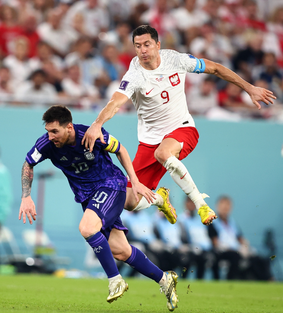 Lionel Messi (left) of Argentina vies with Robert Lewandowski of Poland during their World Cup Group C match on November 30, 2022 in Doha, Qatar. Photo: VCG