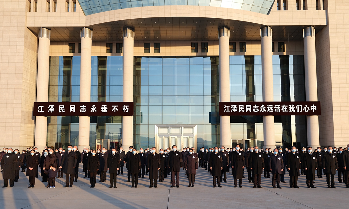 Xi Jinping and other Party and state leaders receive Jiang Zemin's remains at the Xijiao Airport in Beijing on December 1, 2022. Photo: Xinhua