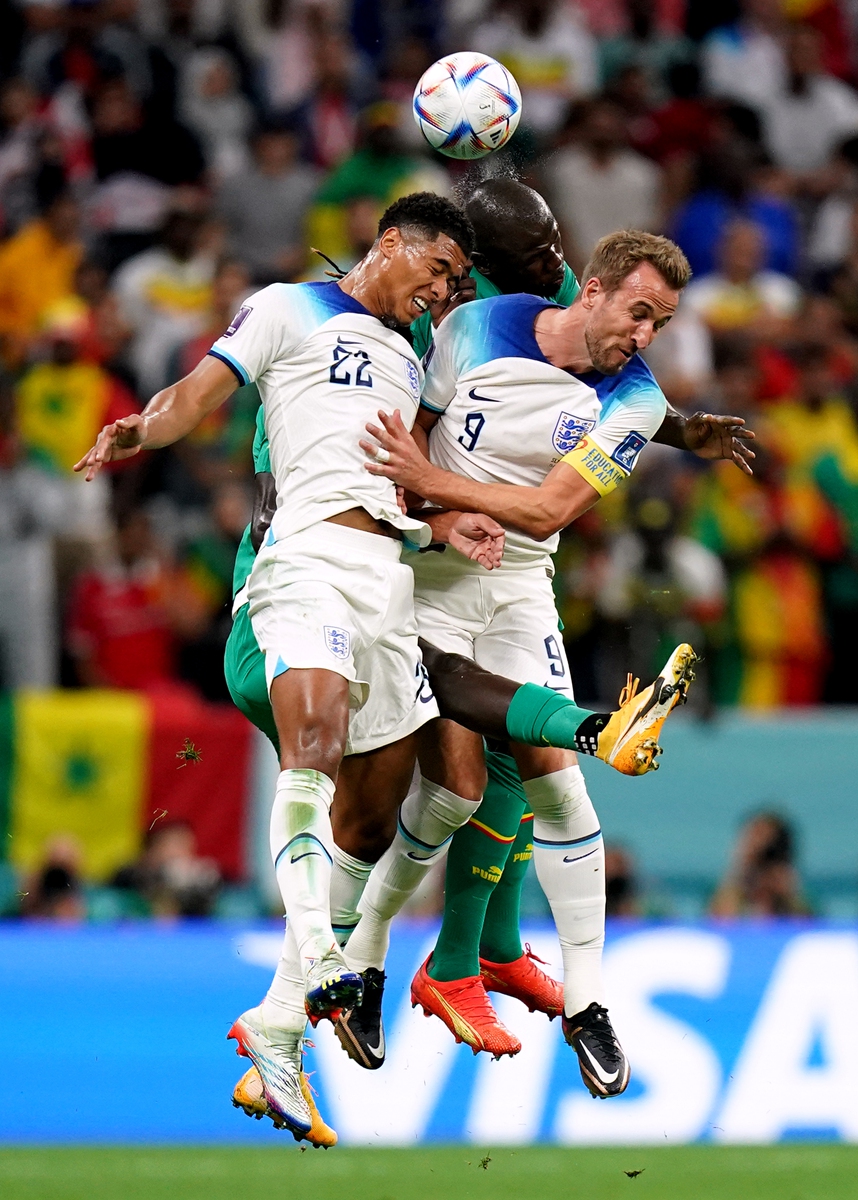 Senegal's Kalidou Koulibaly (center) battles for possession of the ball in the air with England's Jude Bellingham (left) and Harry Kane on December 4, 2022 in Al Khor, Qatar. Photo: VCG