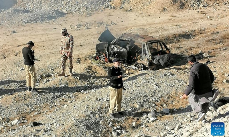 Security personnel examine a truck at a blast site in southwest Pakistan's Quetta on Nov. 30, 2022. A suicide blast hit a police truck on Wednesday in Quetta, the provincial capital of Pakistan's southwest Balochistan province, killing two people and leaving 24 others injured, a police official told Xinhua.(Photo: Xinhua)