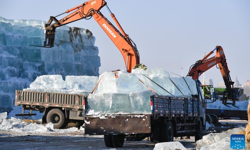 Engineering vehicles lift ice at the construction site of the Harbin Ice-Snow World, a renowned seasonal theme park opening every winter, in Harbin, northeast China's Heilongjiang Province, Nov. 26, 2022.(Photo: Xinhua)