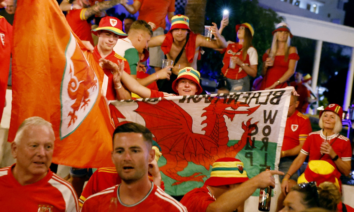 Fans watch the World Cup match between Wales and England on November 29, 2022, in Tenerife, Spain. Photo: IC