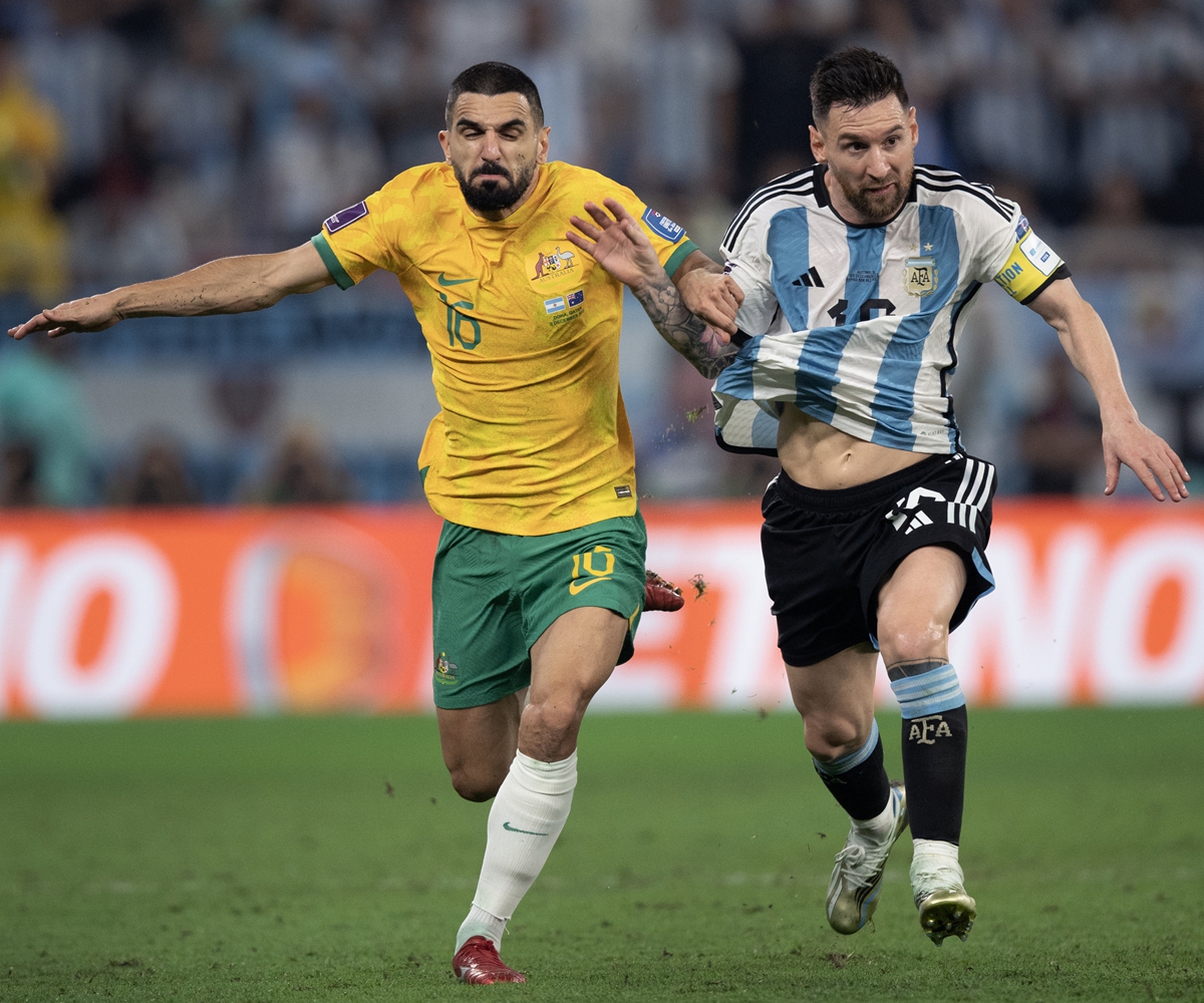 Lionel Messi (right) of Argentina and Aziz Behich of Australia compete for the ball in their World Cup round-of-16 match on December 3, 2022 in Doha, Qatar. Photo: VCG