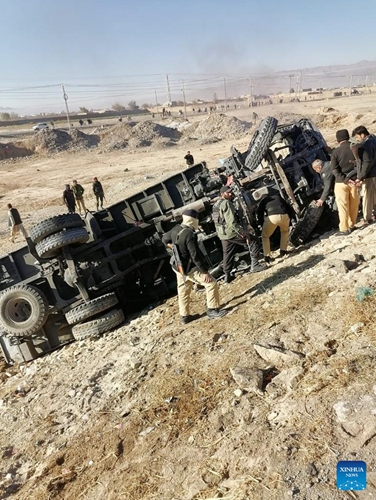 Security personnel examine a truck at a blast site in southwest Pakistan's Quetta on Nov. 30, 2022. A suicide blast hit a police truck on Wednesday in Quetta, the provincial capital of Pakistan's southwest Balochistan province, killing two people and leaving 24 others injured, a police official told Xinhua.(Photo: Xinhua)