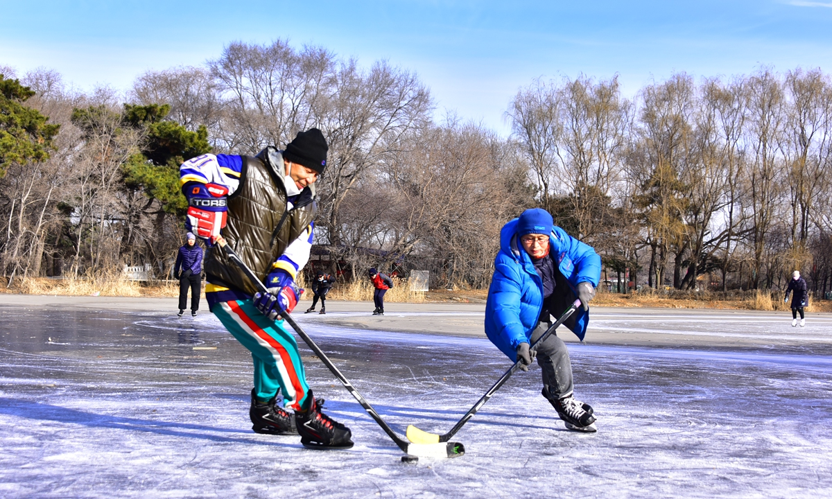 Citizens in Shenyang, Northeast China's Liaoning Province, play ice hockey on a frozen lake in a park on December 2, 2022. The province aims to forge an ice and snow industry with an annual output of 5 billion yuan ($712 million) by 2025, according to media reports citing a local action plan. Photo: cnsphoto