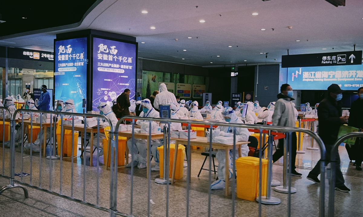 Tourists take nucleic acid tests at Shanghai Hongqiao Railway Station on December 1, 2022. Photo: IC