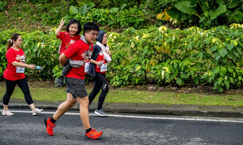 People participate in a friendship run event held to celebrate the 48th anniversary of the establishment of diplomatic relations between Malaysia and China in Kota Kinabalu, Sabah, Malaysia, Dec. 4, 2022. (Xinhua/Zhu Wei)