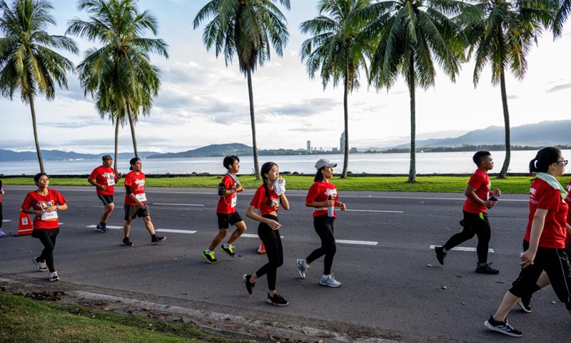 People participate in a friendship run event held to celebrate the 48th anniversary of the establishment of diplomatic relations between Malaysia and China in Kota Kinabalu, Sabah, Malaysia, Dec. 4, 2022. (Xinhua/Zhu Wei)
