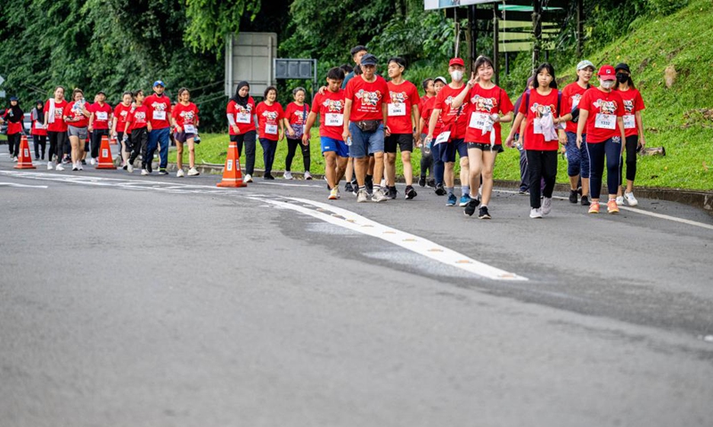 People participate in a friendship run event held to celebrate the 48th anniversary of the establishment of diplomatic relations between Malaysia and China in Kota Kinabalu, Sabah, Malaysia, Dec. 4, 2022. (Xinhua/Zhu Wei)