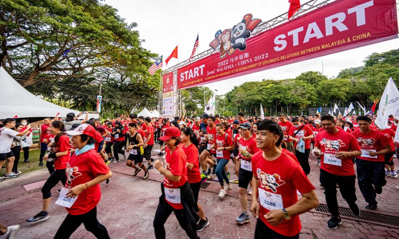 People participate in a friendship run event held to celebrate the 48th anniversary of the establishment of diplomatic relations between Malaysia and China in Kota Kinabalu, Sabah, Malaysia, Dec. 4, 2022. (Xinhua/Zhu Wei)