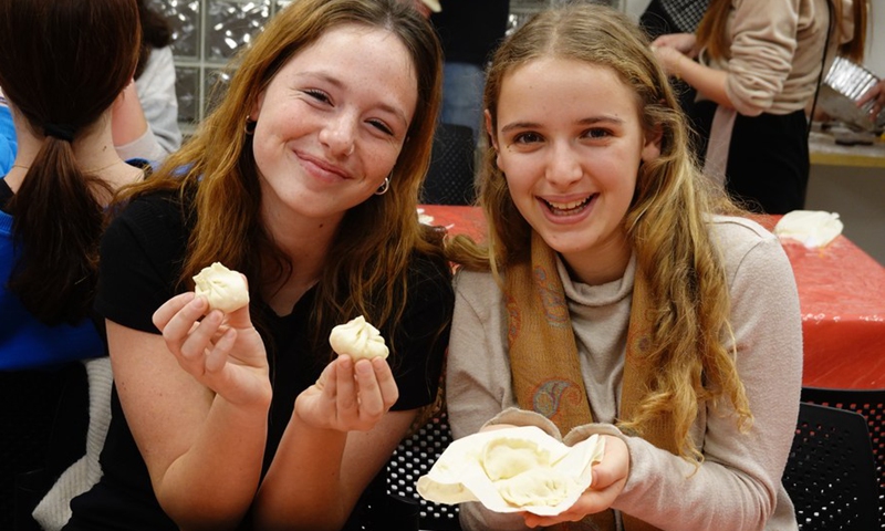 Photo taken shows Israeli students with self-made dumplings during the Confucius Day Chinese cultural festival at the Hebrew University of Jerusalem, on Dec. 5, 2022.(Photo: Xinhua)