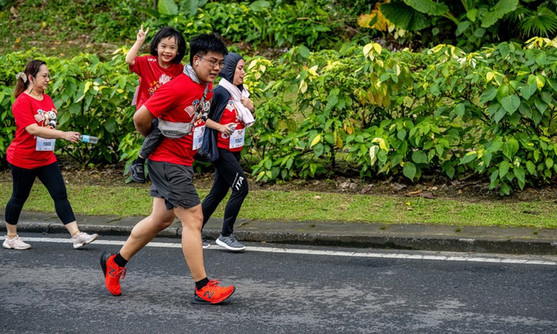 人们参加2022年12月4日在马来西亚沙巴州哥打京那巴鲁举行的庆祝马来西亚与中国建交48周年的友谊跑活动。（照片：新华社）