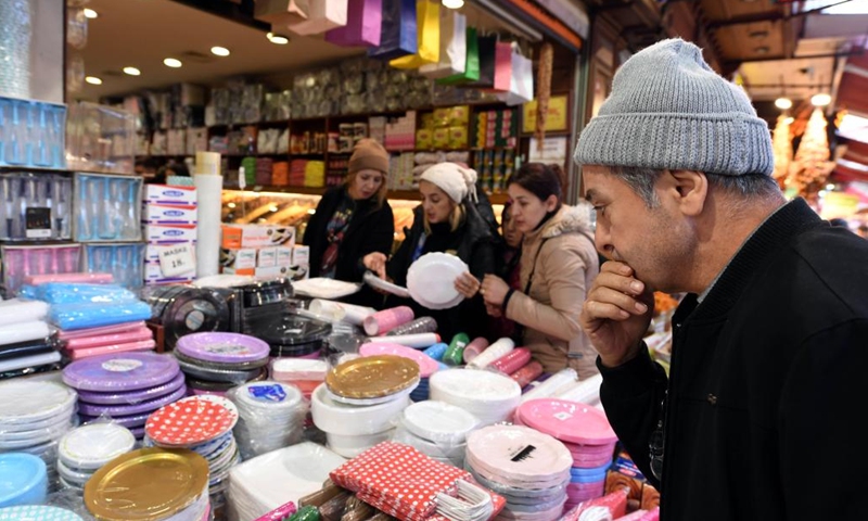 Customers shop at a bazaar in Istanbul, Türkiye, Dec. 5, 2022. Annual inflation rate in Türkiye slightly eased in November for the first time in 18 months, dropping to 84.39 percent from 85.51 percent in October, official data showed on Monday.(Photo: Xinhua)