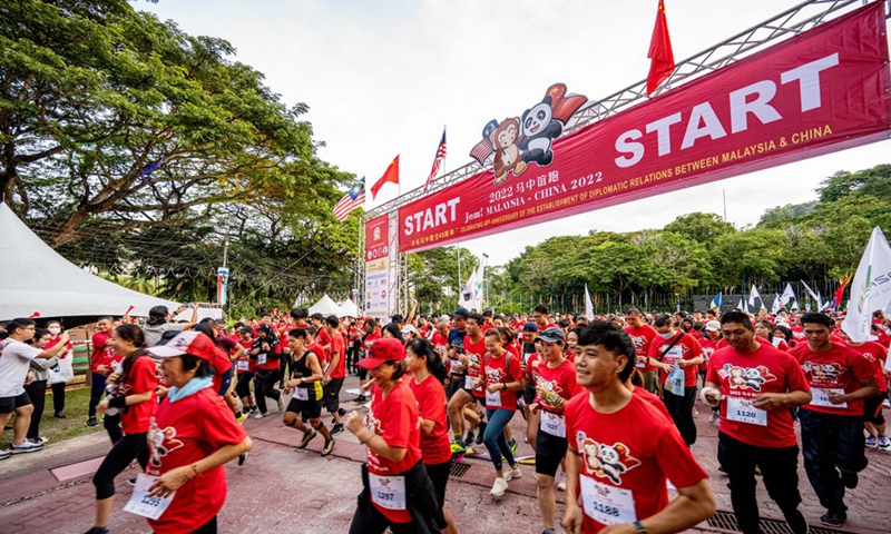 人们参加2022年12月4日在马来西亚沙巴州哥打京那巴鲁举行的庆祝马来西亚与中国建交48周年的友谊跑活动。（照片：新华社）