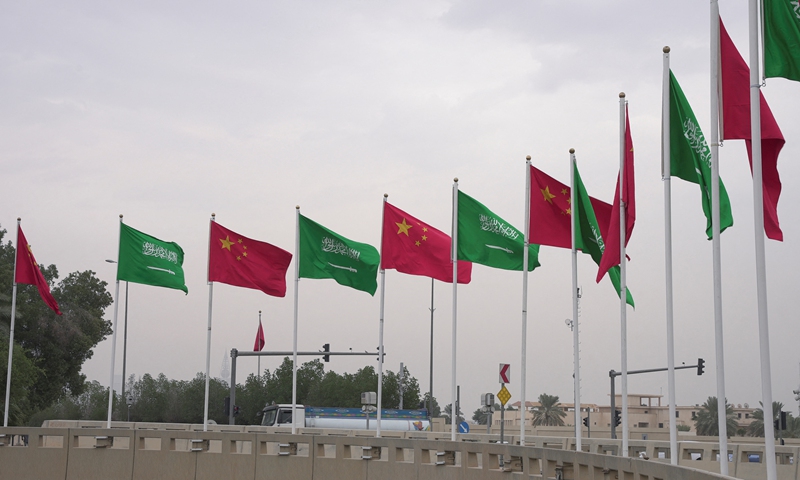 The national flags of China and Saudi Arabia are seen on the street of Riyadh ahead of the China-Arab States Summit on December 7, 2022. Photo: thepaper.cn