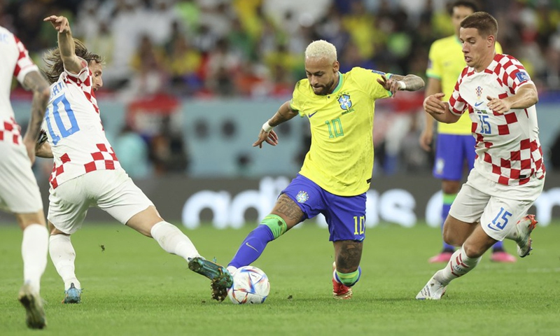 Neymar (3rd R) of Brazil vies with Luka Modric of Croatia during the Quarterfinal match between Croatia and Brazil of the 2022 FIFA World Cup at Education City Stadium in Al Rayyan, Qatar, Dec. 9, 2022.(Photo: Xinhua)