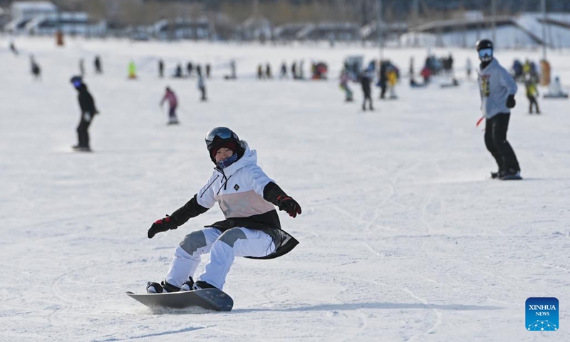 People snowboard at a ski resort in Urumqi, northwest China's Xinjiang Uygur Autonomous Region, Dec. 5, 2022.(Photo: Xinhua)