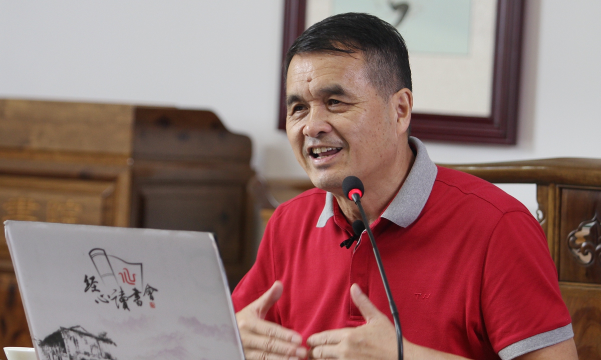 Li Jianzhong, a professor at Wuhan University, gives a lecture about The Literary Mind and the Carving of Dragons in Wuhan, Hubei Province. Photo: IC