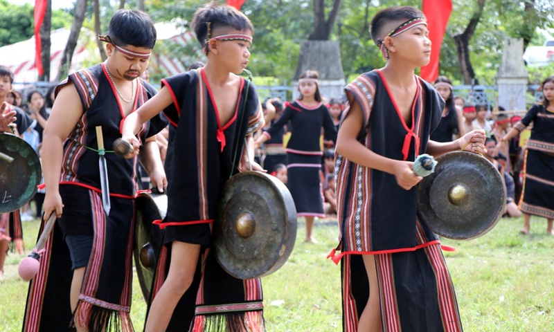 Students perform gongs during a local festival in Vietnam's central highlands Kon Tum province, Oct. 29, 2022.(Photo: Xinhua)