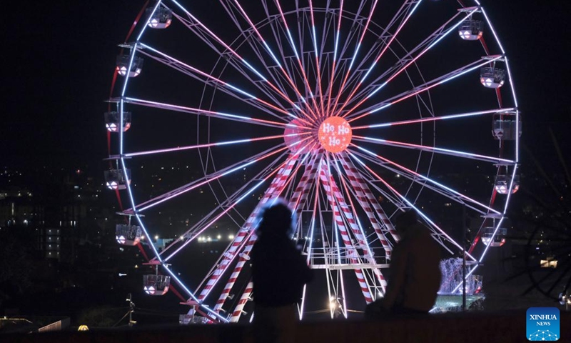 This photo taken on Dec. 12, 2022 shows a ferris wheel in the Triton Square in Valletta, Malta. The Triton Square in Valletta is transformed into a fairyland to welcome the upcoming Christmas.(Photo: Xinhua)