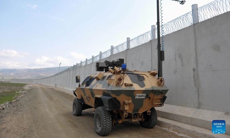 A military vehicle patrols the Syrian-Turkish border in Gaziantep province, Türkiye, on Dec. 2, 2022.(Photo: Xinhua)