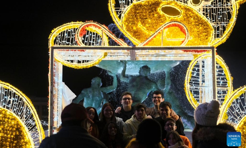 People take photos in the Triton Square decorated with Christmas lights in Valletta, Malta, Dec. 12, 2022. The Triton Square in Valletta is transformed into a fairyland to welcome the upcoming Christmas.(Photo: Xinhua)