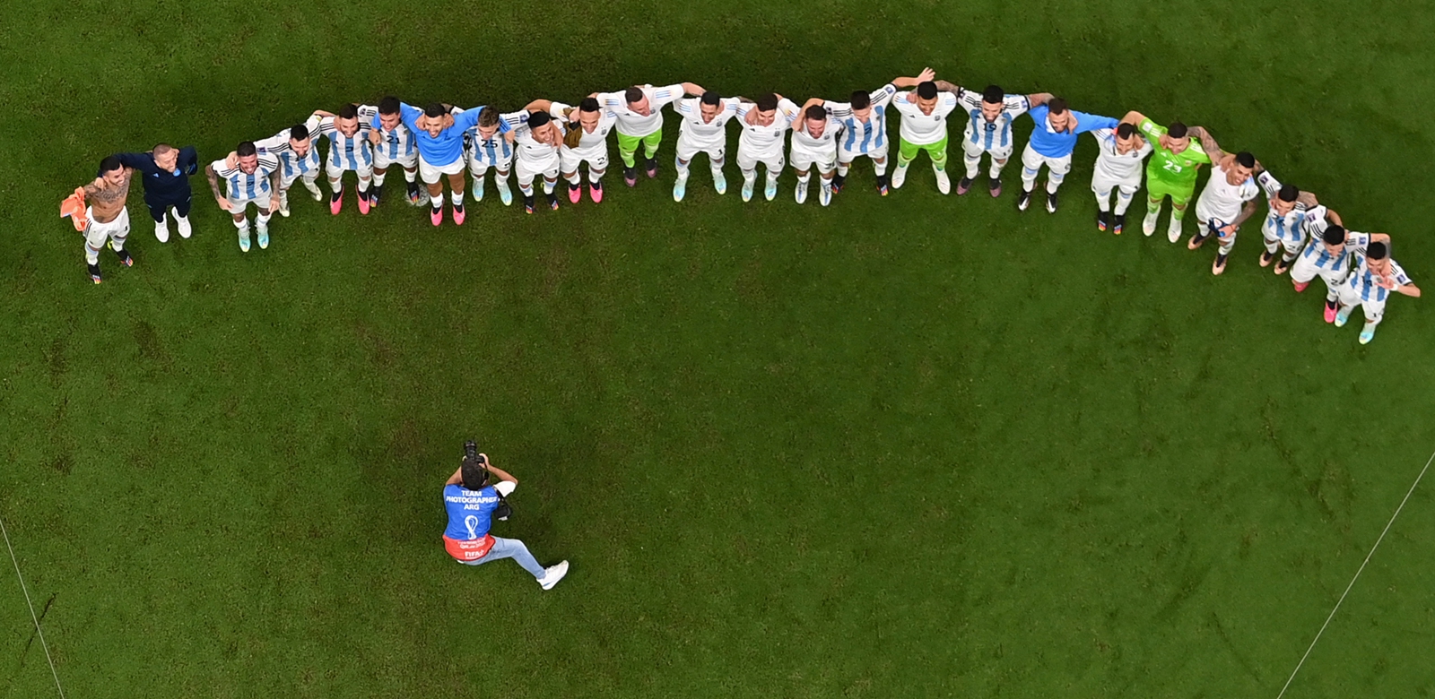 Argentina players pose for a photograph as they celebrate their win after the World Cup semifinal match between Argentina and Croatia at Lusail Stadium in Lusail, Qatar on December 13, 2022. Photo: AFP