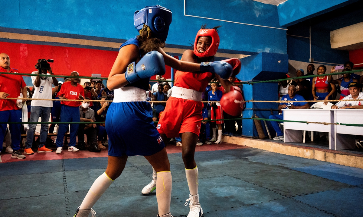 Boxers fight during the first official women's boxing program in Cuba at the Giraldo Cordova boxing school in Havana on December 17, 2022. Photo: AFP