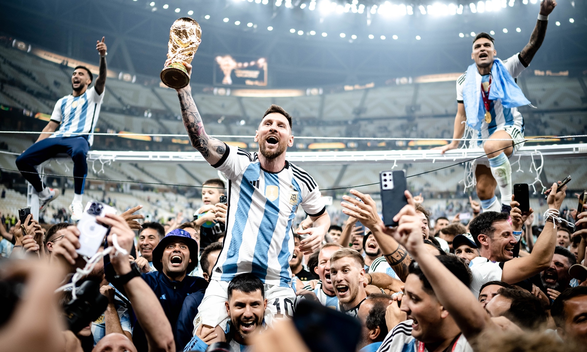 Lionel Messi of Argentina celebrates victory with the trophy after winning the World Cup final match between Argentina and France at Lusail Stadium on December 18, 2022 in Lusail City, Qatar. Photo: VCG
