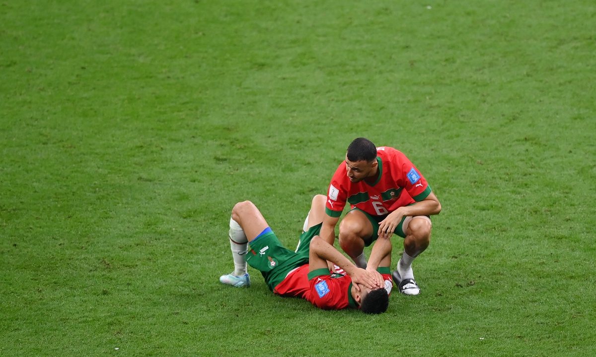 Romain Saiss (No.6) of Morocco consoles teammate Achraf Hakimi after their defeat in the World Cup semifinal to France on December 14, 2022 in Al Khor, Qatar. Photo: VCG
