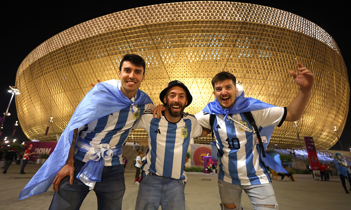 Argentina fans pose outside the stadium prior to the World Cup semifinal match between Argentina and Croatia at Lusail Stadium on December 13, 2022 in Lusail City, Qatar. Photo: VCG