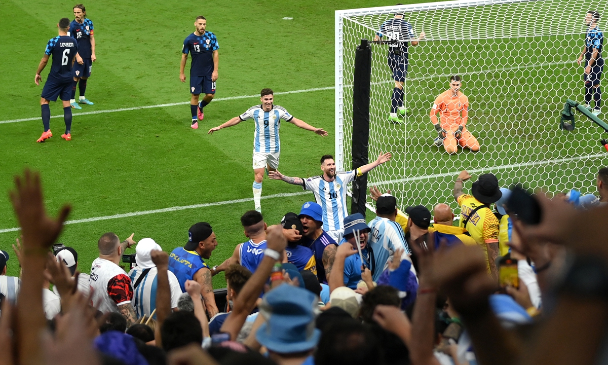 Lionel Messi (No.10) and Julian Alvarez (No.9) of Argentina celebrate a goal before their supporters during the World Cup semifinal match between Argentina and Croatia on December 13, 2022. Photo: VCG